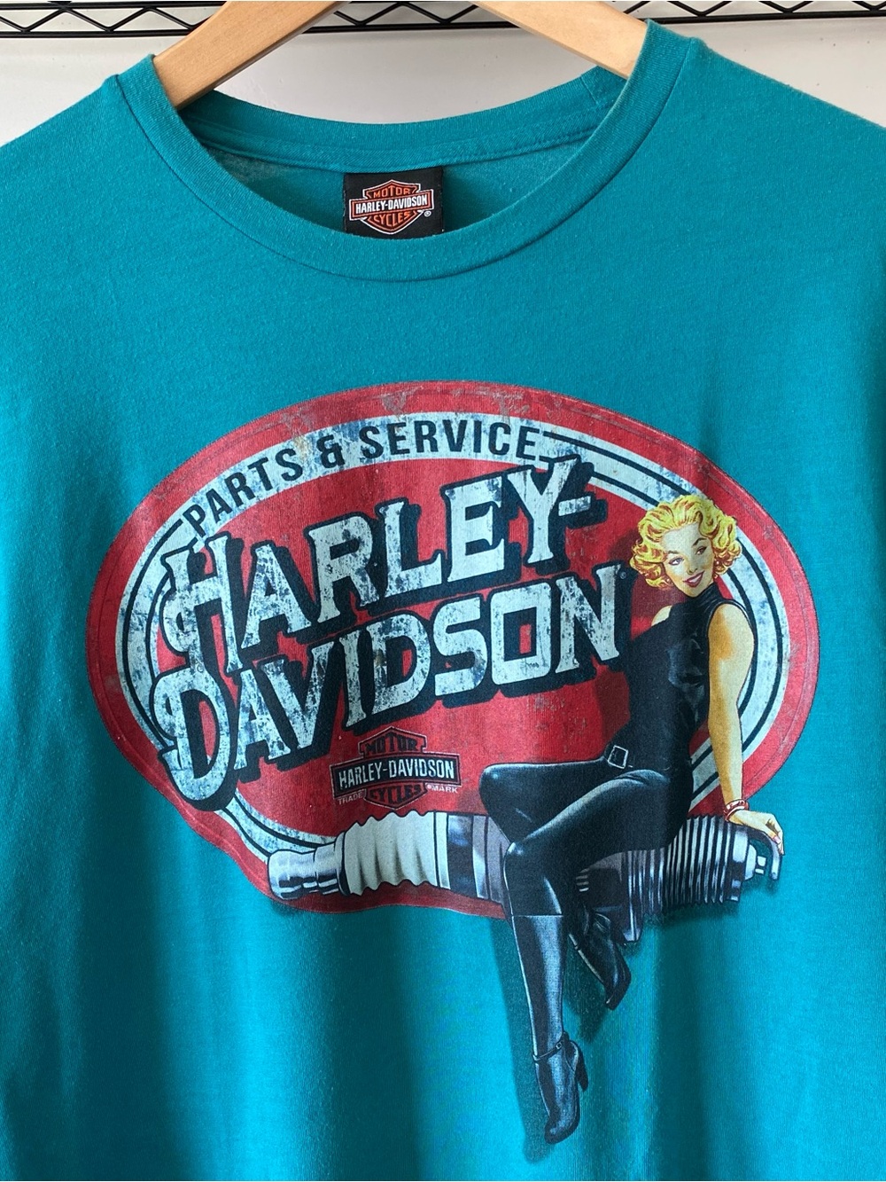 Harley Davidson Pin Up Girl T-Shirt Irvine California 2019 Motorcycle Grunge - Picture 2 of 3